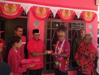 Ketua DPC PDIP Manokwari Hermus Indou menerima Obeth Ayok.