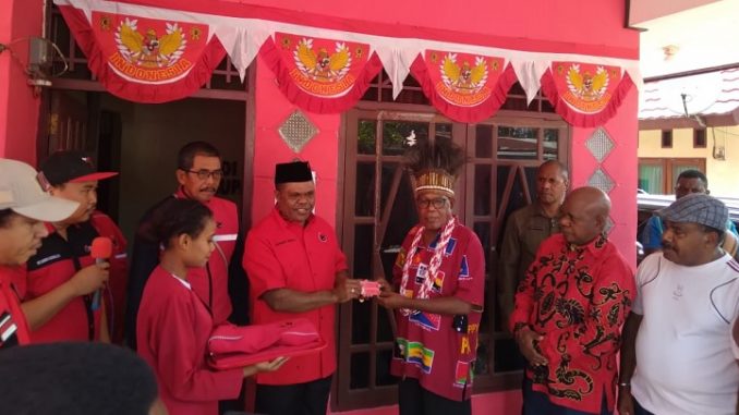 Ketua DPC PDIP Manokwari Hermus Indou menerima Obeth Ayok.