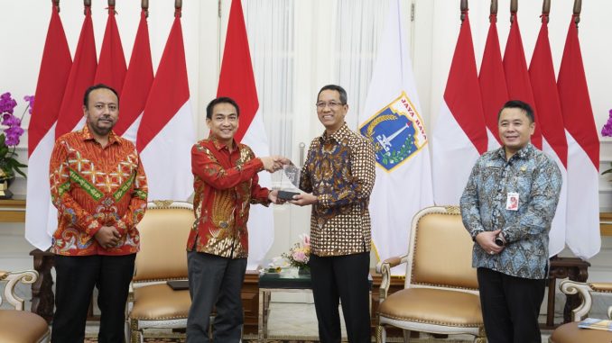 Anggota Ombudsman RI, Hery Susanto menyampaikan Hasil Penilaian Kepatuhan Standar Pelayanan Publik Provinsi DKI Jakarta di Balai Kota Jakarta, Kamis (29/12/2022).